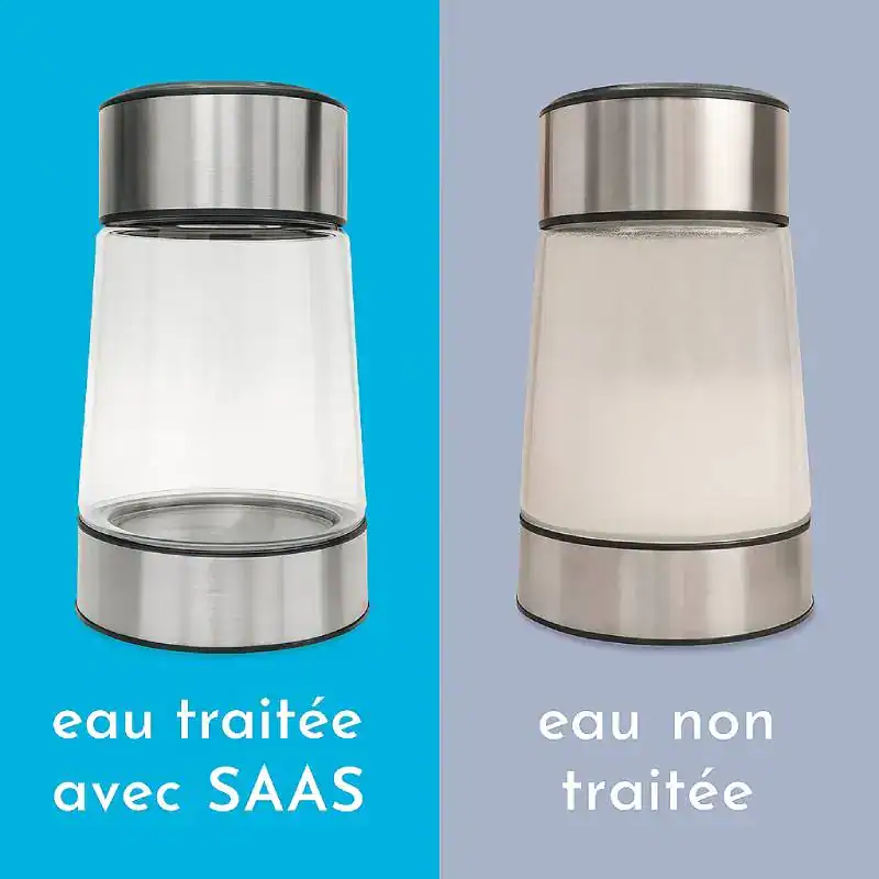 Eau traitée avec SAAS vs eau non traitée dans une carafe en acier inoxydable, comparaison de la qualité de l'eau pour nettoyage professionnel et hygiène optimale.