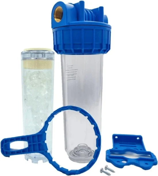Filtre à eau avec polyphosphates pour traiter le calcaire dans les canalisations de la maison.