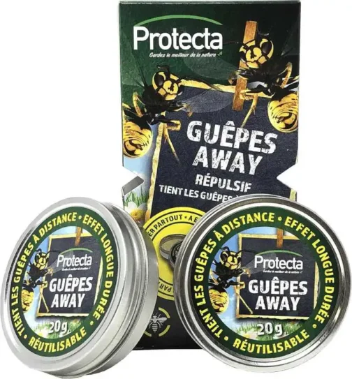 Boite citronnelle contre guêpes sur la table en été.