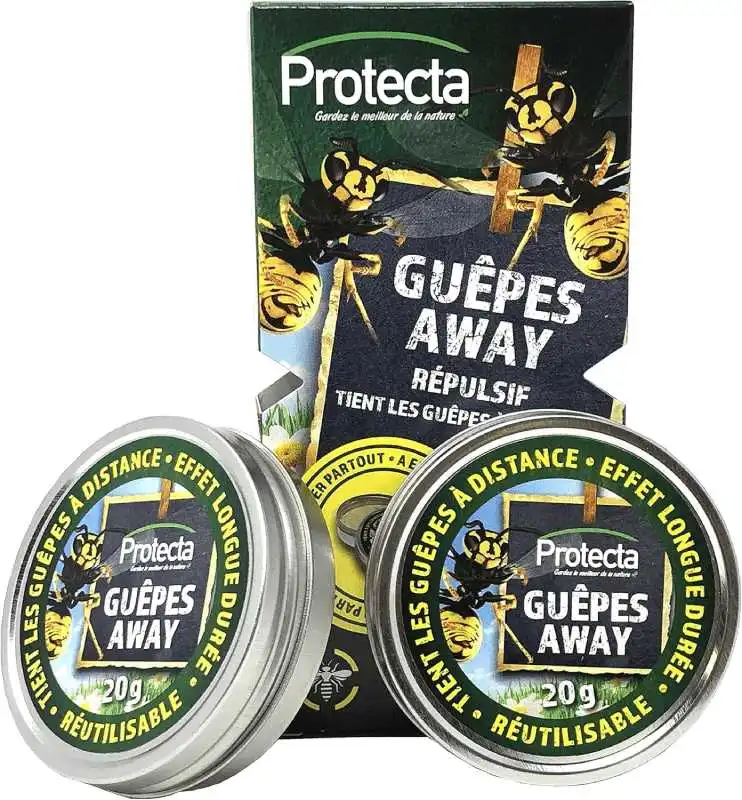 Boite citronnelle contre guêpes sur la table en été.