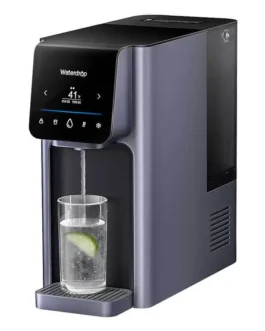 Eau purifiée et fraîche provenant d'une machine à eau potable Waterdrop, conçue pour une utilisation domestique ou en bureau, offrant une qualité d'eau optimale.