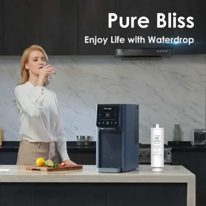 Femme boit un verre d'eau avec son distributeur d'eau froide A1.