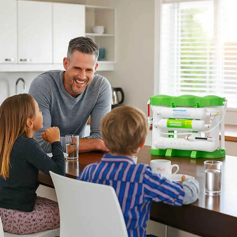 Famille qui utilise l'osmoseur Pure'Balance.