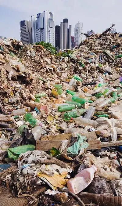 Déchets de bouteilles d'eau aux abords de la ville.