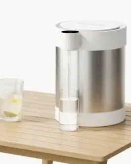 Eau purifiée en flux constant à partir d'une machine à eau moderne, la solution idéale pour une boisson saine et rafraîchissante.