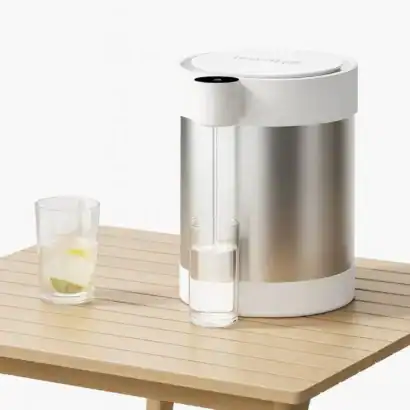 Eau purifiée en flux constant à partir d'une machine à eau moderne, la solution idéale pour une boisson saine et rafraîchissante.