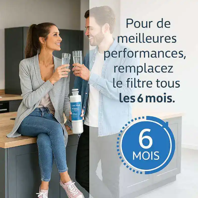 remplacement-filtres-frigo-6mois - Boutique Diproclean Filtre-diproclean-performance-6-mois, purificateur-d-eau-filtre-performance-diproclean, Deux personnes souriantes avec verres d'eau dans une cuisine moderne, promotion du changement de filtre tous les 6 mois pour une eau toujours pure et saine.