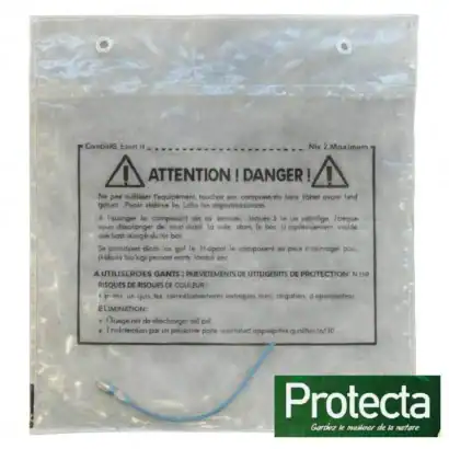 Combinaison de protection jetable avec avertissement de sécurité pour équipement médical ou industriel, idéal pour la protection contre les risques chimiques et biologiques.