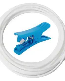 Fil blanc avec pince à clip bleu pour tuyau de nettoyage professionnel.