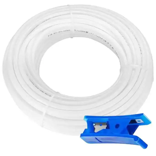 Flexible tube en plastique transparent avec pince de fixation bleue, idéal pour nettoyage et plomberie. Parfait pour solutions professionnelles et domestiques.