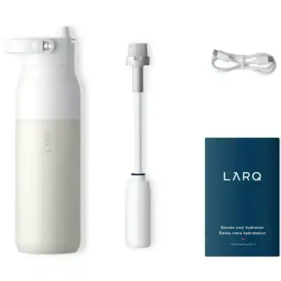 Purificateur d'eau portable LARQ avec filtre intégré, câble USB rechargeable et manuel d'utilisation, idéal pour l'hydratation saine et écologique lors de vos déplacements ou activités extérieures.