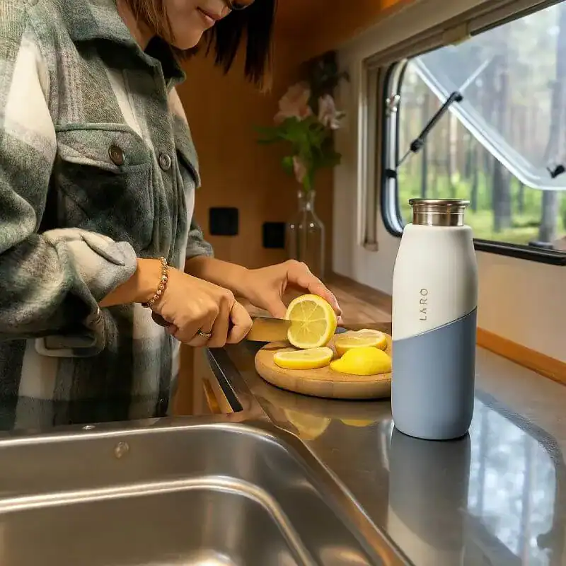 femme-camping-eau-gourde - Boutique Diproclean Botteille isotherme moderne pour boissons chaudes ou froides, usage quotidien en cuisine, design élégant et pratique, idéal pour les activités en plein air ou au travail, disponible chez Diproclean France.