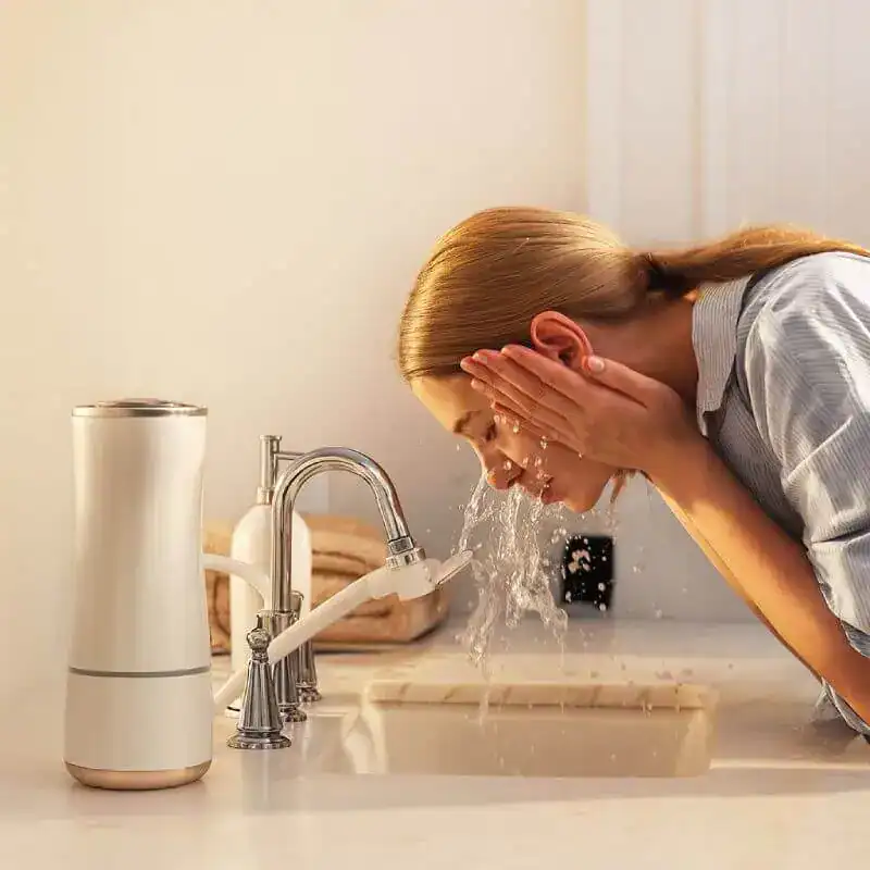 Eau qui s'écoule du robinet, femme se rinçant le visage, produits de nettoyage.