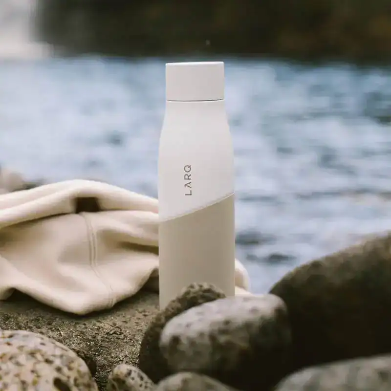 LARQ bouteille purificatrice d'eau élégante et portable pour une hydratation saine en extérieur, idéale pour les activités en plein air et en voyage.