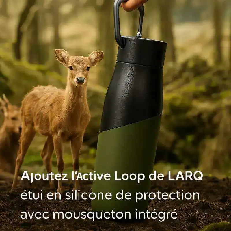 Bouteille isolée avec un cerf dans la forêt, mettant en avant un produit écologique et innovant pour la désinfection.