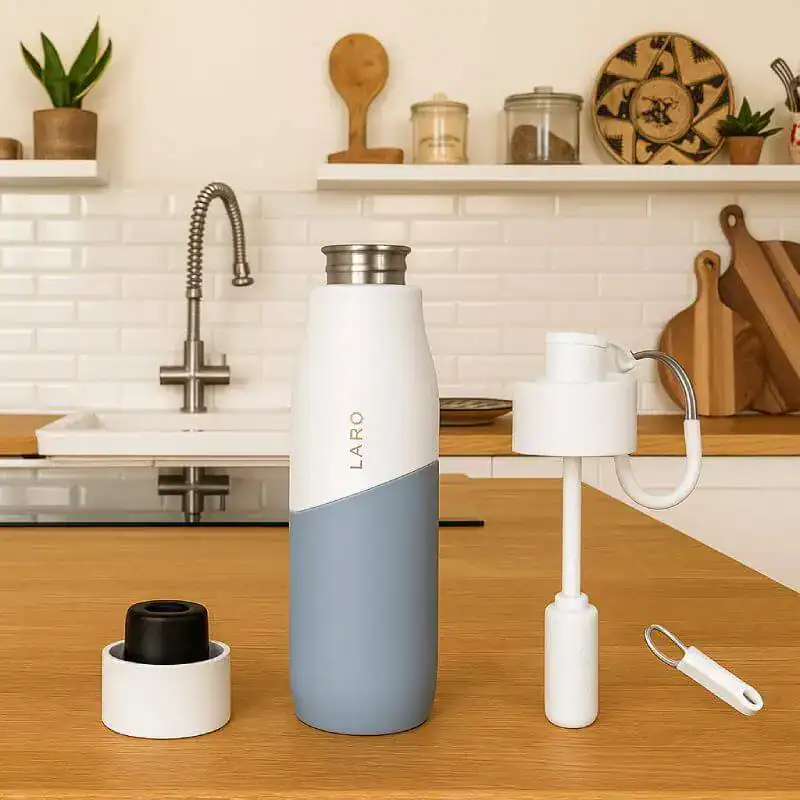 Bouteille d'eau réutilisable avec accessoires, design moderne et écologique, parfait pour la réduction des déchets plastiques.