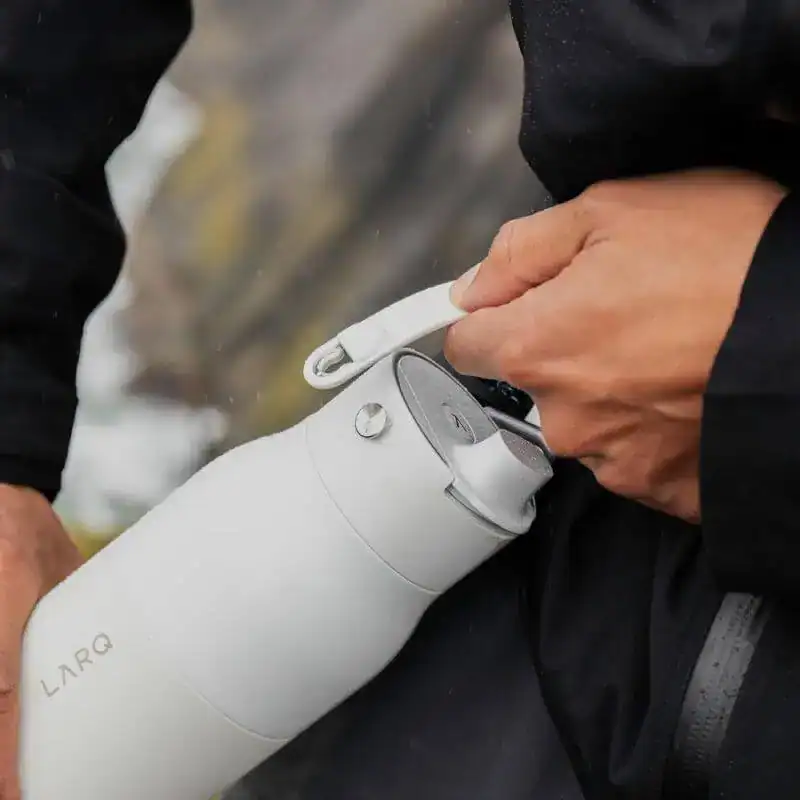 Bouteille d'eau thermos blanche outdoor en plein air pour activités en plein air et randonnées.