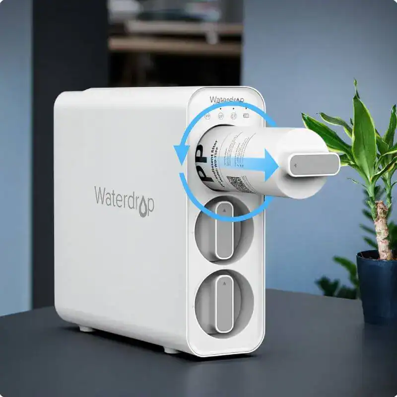 Dans une machine à eau de professionnels Waterdrop, un rouleau de film de filtration en train d'être inséré pour assurer une purification efficace de l'eau.