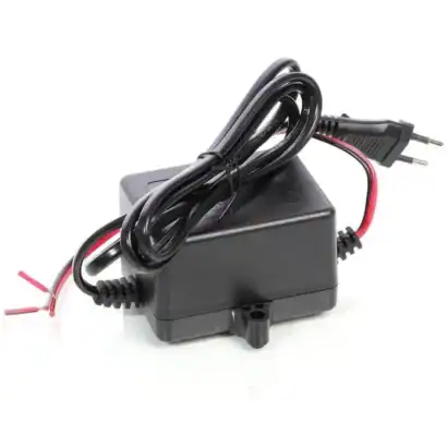 Chargeur électrique pour entretien et nettoyage industrielle, compatible avec équipements Diproclean, câble robuste, connexion sécurisée, facile à installer.