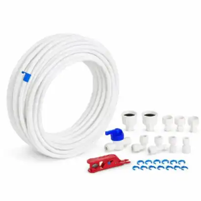 Ensemble de tuyaux et raccords plomberie pour nettoyage ou installation, avec outils de fixation, idéal pour des travaux d'entretien et de réparation de plomberie domestique ou professionnelle.