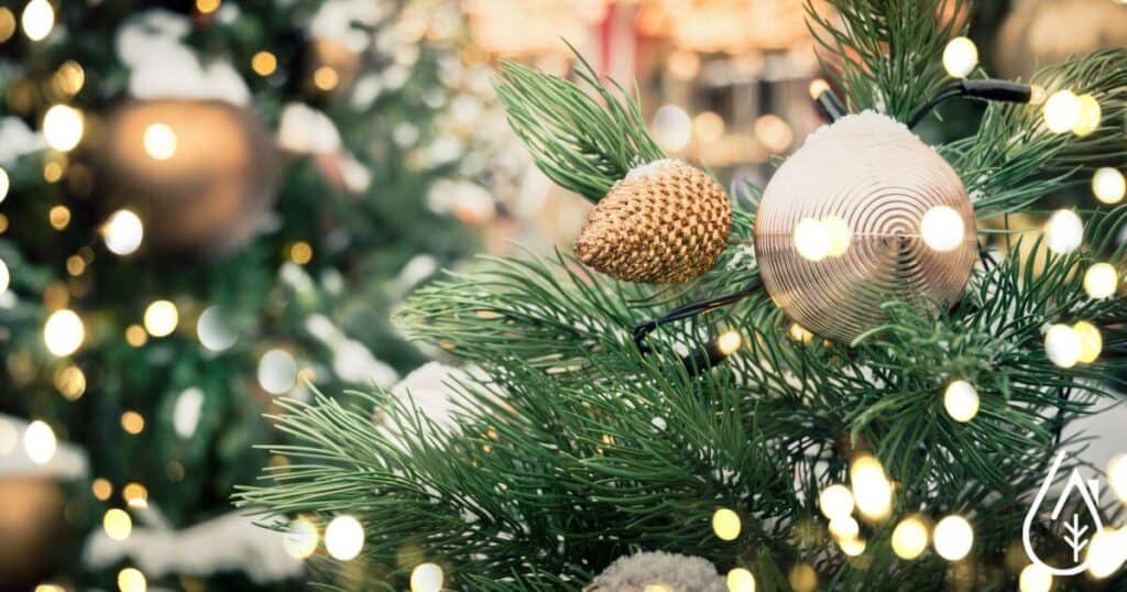 Ornements de Noël scintillants pour sapin, guirlandes lumineuses et décorations festives, parfaits pour embellir la saison des fêtes.