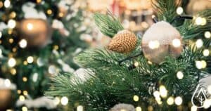 Ornements de Noël scintillants pour sapin, guirlandes lumineuses et décorations festives, parfaits pour embellir la saison des fêtes.