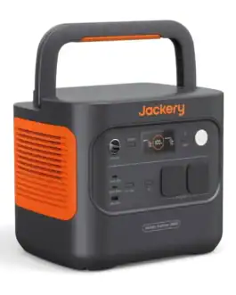 G&eacute;n&eacute;rateur portable Jackery Explore 2400 avec prises USB, sortie AC et lampe int&eacute;gr&eacute;e, parfait pour alimenter les appareils lors des op&eacute;rations de nettoyage ou maintenance.