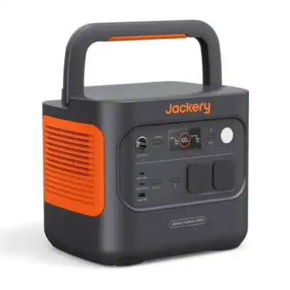 G&eacute;n&eacute;rateur portable Jackery Explore 2400 avec prises USB, sortie AC et lampe int&eacute;gr&eacute;e, parfait pour alimenter les appareils lors des op&eacute;rations de nettoyage ou maintenance.