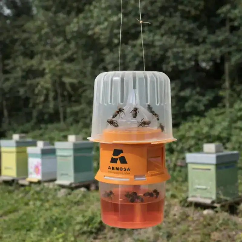 Piège à frelons asiatiques réutilisable sans insecticide, idéal pour la protection du jardin et du rucher contre ces nuisibles. Facile à installer et à nettoyer, il contribue à préserver la biodiversi.