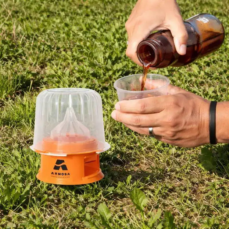 Piège à frelons asiatiques réutilisable sans insecticide, idéal pour le jardin et le rucher, facile à installer et à entretenir pour une lutte efficace contre ces nuisibles.