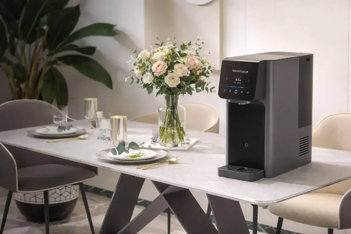 Système de filtration Waterdrop sur la table du salon.