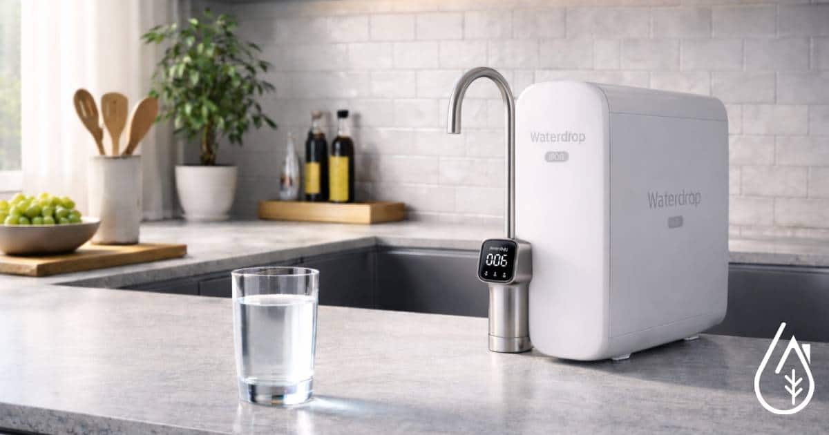 Lave-eau Waterdrop pour cuisine moderne - Boutique Diproclean Distributeur d'eau Waterdrop avec filtre dans une cuisine contemporaine, idéal pour une eau pure et saine.