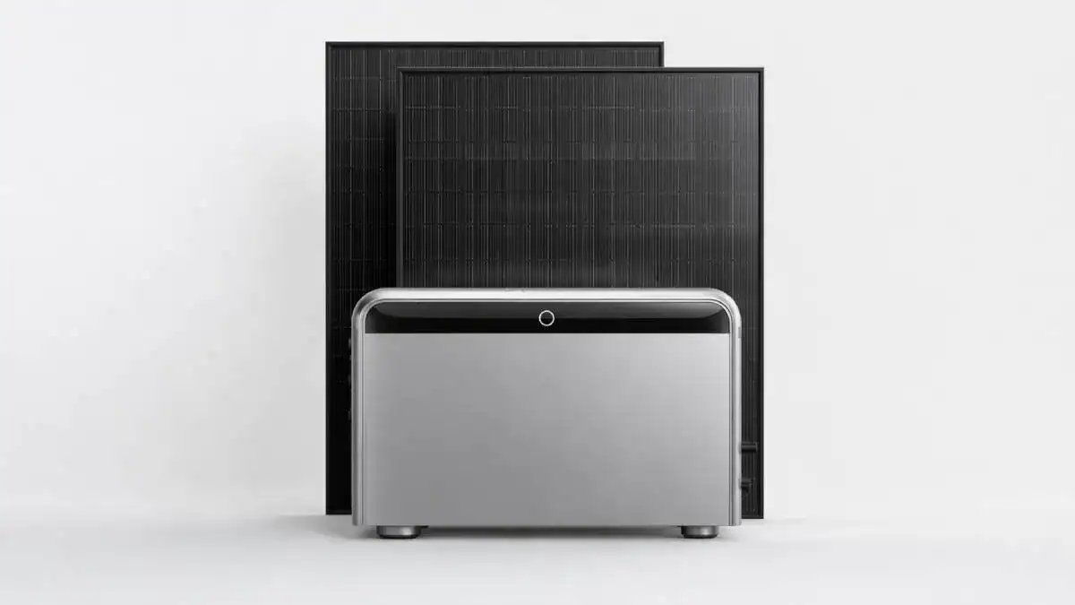 Jackery SolarVault 3 Pro avec 2 panneaux solaires sur fond blanc