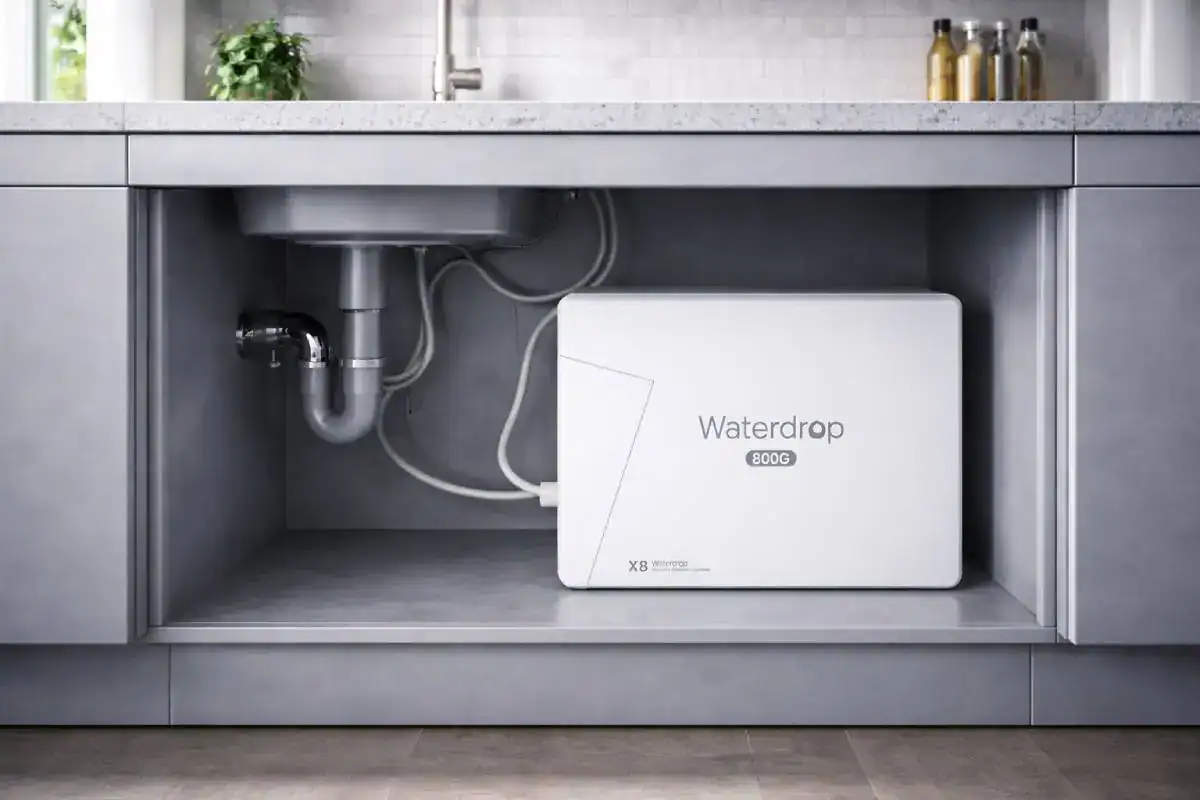 Osmoseur Waterdrop X8 install&eacute; sous &eacute;vier dans une cuisine moderne