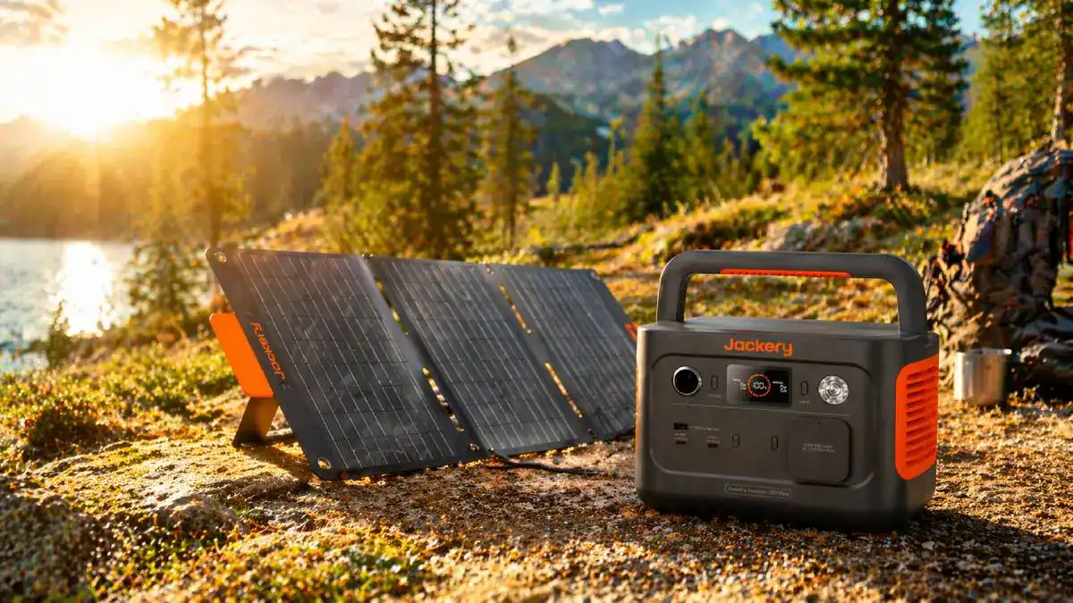 Jackery G&eacute;n&eacute;rateur Solaire 300 Plus en situation nomade