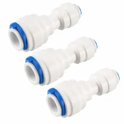 Trois raccords rapides en plastique blanc avec anneaux bleus pour plomberie et irrigation.