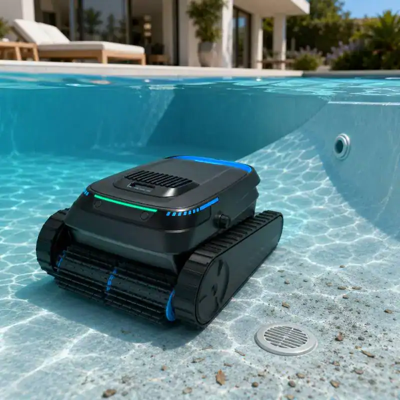 Robot piscine BOTLUXE PC10 nettoyant une paroi