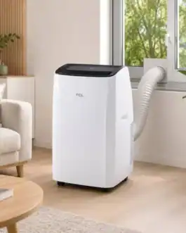 Climatiseur mobile TCL 12000 BTU 3 en 1 avec t&eacute;l&eacute;commande, kit fen&ecirc;tre coulissante, mode refroidissement, ventilateur et d&eacute;shumidificateur, dans un salon lumineux.
