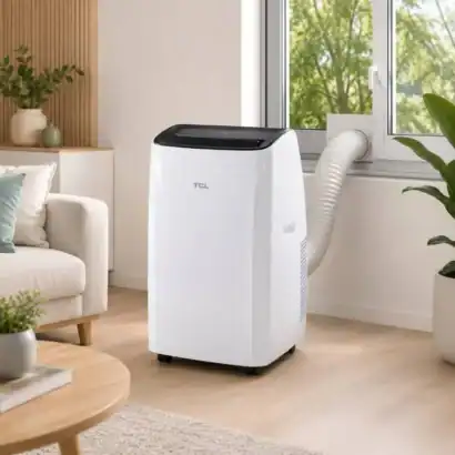 Climatiseur mobile TCL 12000 BTU 3 en 1 avec t&eacute;l&eacute;commande, kit fen&ecirc;tre coulissante, mode refroidissement, ventilateur et d&eacute;shumidificateur, dans un salon lumineux.