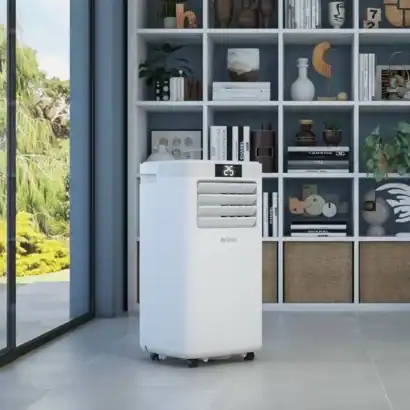 Climatiseur mobile Olimpia Splendid 10000 BTU avec t&eacute;l&eacute;commande dans un int&eacute;rieur moderne.