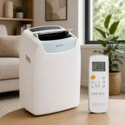 Climatiseur mobile Olimpia Dolceclima Air Pro 14000 BTU WiFi avec t&eacute;l&eacute;commande dans un salon moderne.