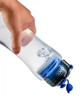 Filtre d'eau portable 1L OKO pour éliminer chlore, plomb, microplastiques et autres contaminants de l'eau potable.