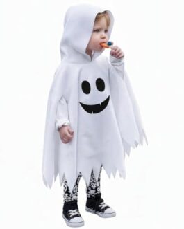 Enfant en costume drapé blanc avec capuche et sourire noir, tenue fantôme pour fête ou Halloween.