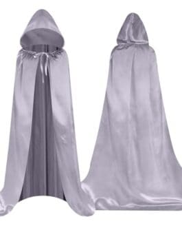 Cape de protection argentée avec capuche, drapée sur deux silhouettes, effet satiné et fluidité du tissu, idéal pour usage théâtral ou fées et costumes.