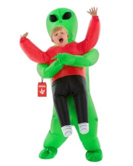 Enfant dans un costume élastique vert et rouge représentant un alien, debout, avec un grand sourire et des bras levés.