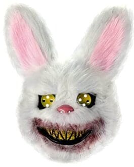 Masque de lapin blanc avec oreilles roses, sourire menaçant et teintes jaunes dans les yeux, style peluche effrayante.