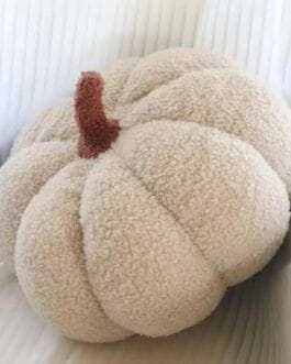 Citrouille blanche en feutre pelucheux avec tige marron sur fond de tissu ray&eacute;, d&eacute;cor r&eacute;tro et &eacute;l&eacute;gant.