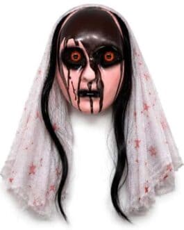 Masque terrifiant noir avec voile blanc et tache sanguine sur le visage, yeux rouges perçants.