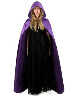 Femme portant cape violette et robe noire glamour, style conte de fées, robe longue et capuche, effet éthéré et élégant.