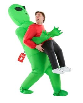 Personne portant un costume gonflable en forme d’alien vert portant un homme rouge et noir sur le dos, ambiance ludique et surprenante.